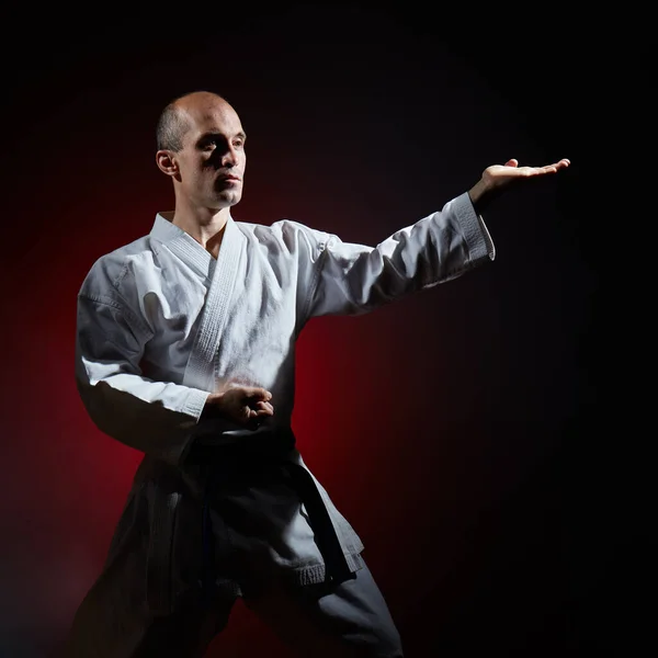 Joven Atleta Realiza Golpe Mano Karate Sobre Fondo Gradiente Rojo —  Fotos de Stock