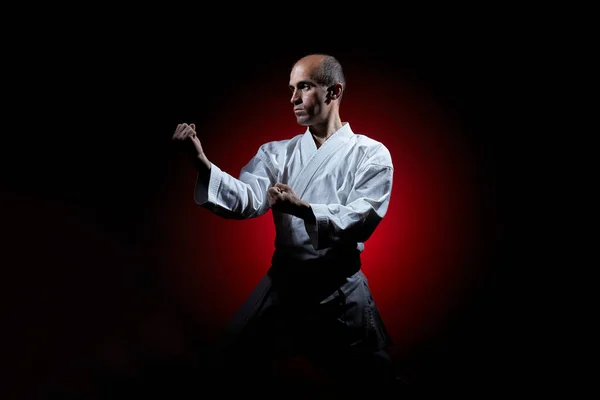 Fondo Gradiente Rojo Joven Atleta Encuentra Una Postura Karate — Foto de Stock