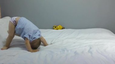 Beyaz bir kaplamayla, çocuk takla atıyor.