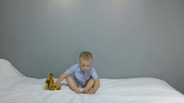 Çocuk oyuncak kaplanla oynuyor.