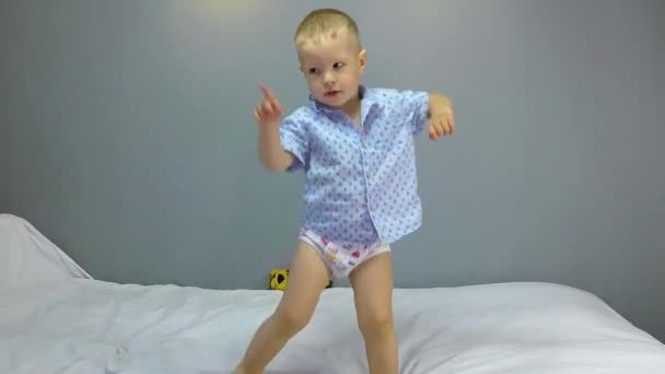 Vor Grauem Hintergrund Tanzt Zweijähriges Baby — Stockvideo
