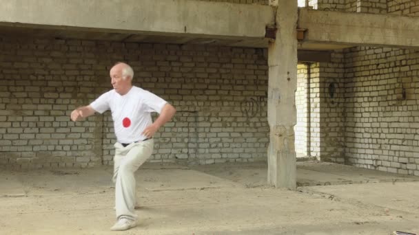 Ein Alter Athlet Weißen Shirt Trainiert Blockaden Und Schläge — Stockvideo