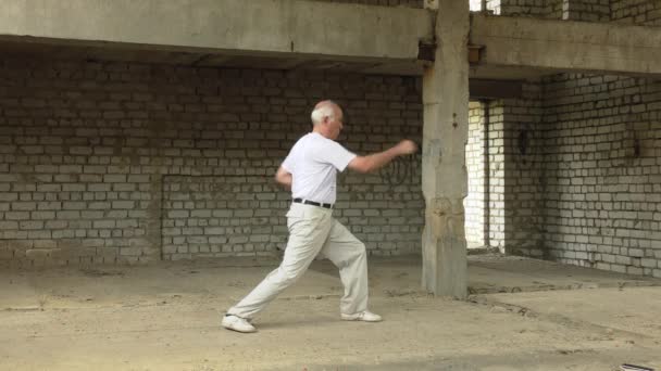 Een Wit Shirt Een Oude Atleet Treinen Stoten Schoppen Beweging — Stockvideo