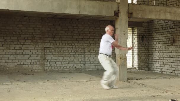 Een Oude Atleet Een Wit Shirt Traint Blokken Met Zijn — Stockvideo