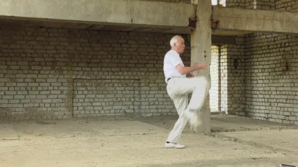 Uma Camiseta Branca Velho Atleta Faz Socos Chutes Movimento — Vídeo de Stock