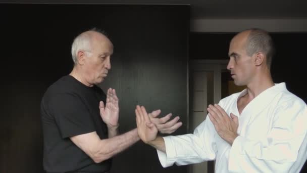 Een Zwart Shirt Witte Karategi Twee Atleten Doen Kung Vleugel — Stockvideo