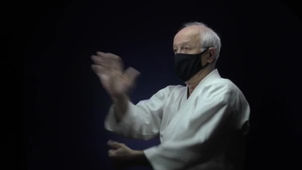 Dans Masque Médical Noir Vieil Athlète Entraîne Des Blocs Frappe — Video