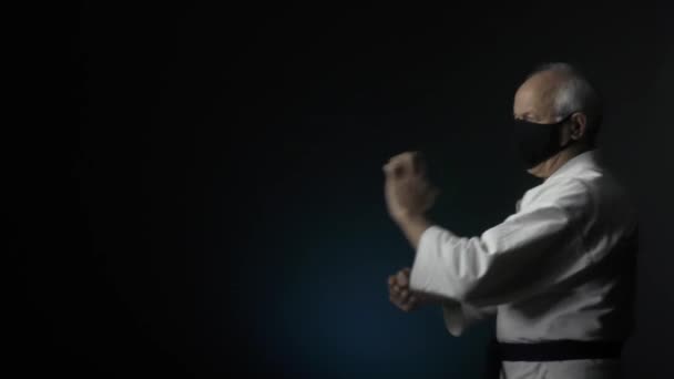Ejercicios Formales Karate Atleta Masculino Una Máscara Médica Negro Entrena — Vídeos de Stock