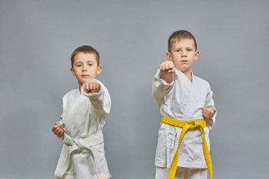 Sporcular gri arka planda bir elle yumruğu yendi