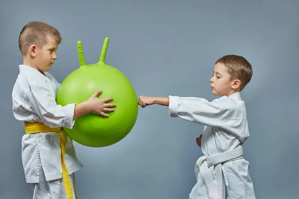 Der Junge Schlägt Den Grünen Ball Mit Der Hand — Stockfoto