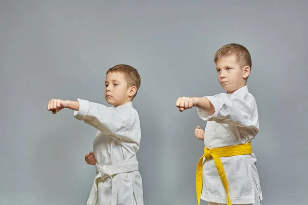 Zwei Athleten Schlagen Auf Grauem Hintergrund — Stockfoto