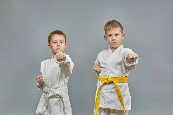 Sportler Machen Einen Schlagarm Auf Grauem Hintergrund — Stockfoto