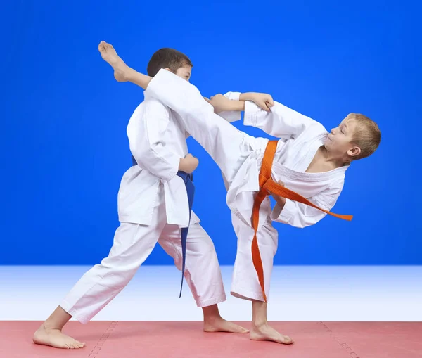 Los Niños Karategi Son Golpes Entrenamiento Brazo Pierna — Foto de Stock