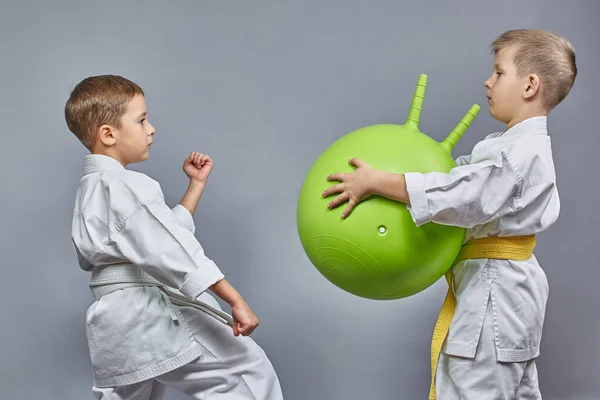 Der Junge Bereitet Sich Auf Den Grünen Ball Vor — Stockfoto