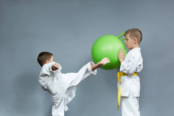 Kleiner Athlet Karategi Trainiert Das Kicken Eines Grünen Balls Auf — Stockfoto