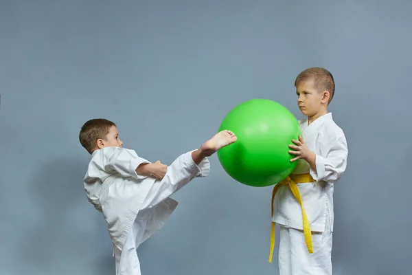 Kleiner Athlet Kickt Grünen Ball Vor Grauem Hintergrund — Stockfoto