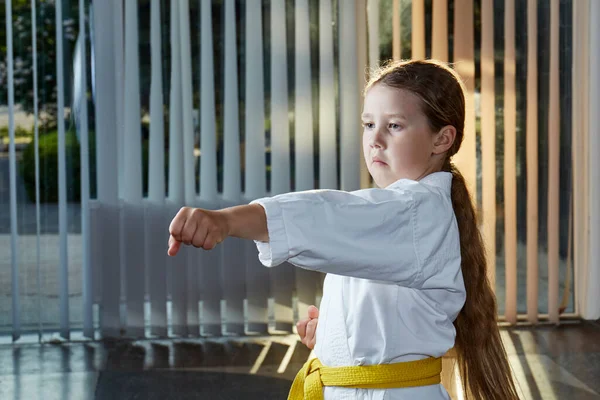 Ernsthafte Schöne Sportlerin Trainiert Einen Punch — Stockfoto