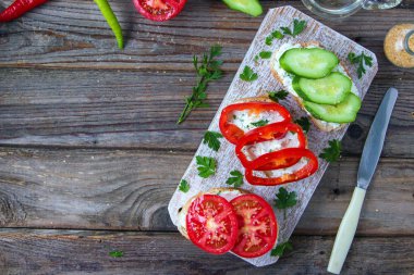 Vegitable ve keçi peynirli lezzetli kızarmış ekmek