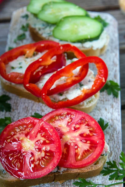 Delizioso Toast Con Cetriolo Pomodoro Pepe Prezzemolo Formaggio Capra — Foto Stock