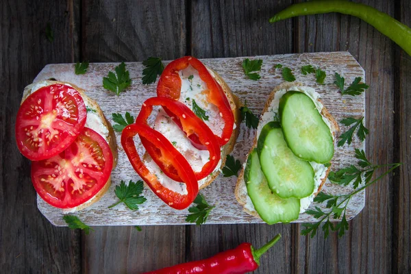 Köstliches Toast Mit Gurken Tomaten Paprika Petersilie Und Ziegenkäse — Stockfoto
