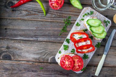 Salatalık, domates, biber, maydanoz ve keçi ile lezzetli kızarmış ekmek peynir