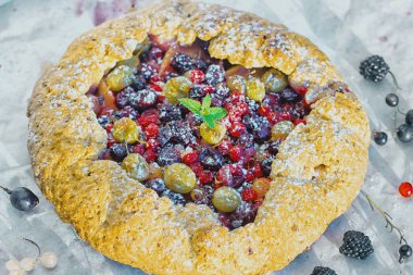 Yaz pasta paslı ahşap arka plan üzerinde taze bahçe çilek ile crostata veya Galette'ye. Fransız mutfağı - Breton Galette'ye. Tatlı pasta açın