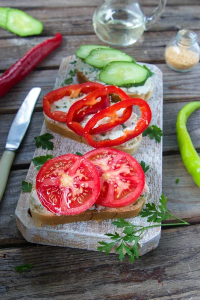 Köstliches Toast Mit Gurken Tomaten Paprika Petersilie Und Ziegenkäse — Stockfoto