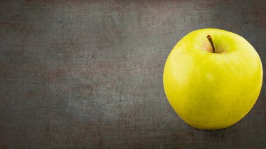 Yeşil aple ile su damlaları. Koyu arka plan üzerinde kopya alanı ile üstten görünüm.