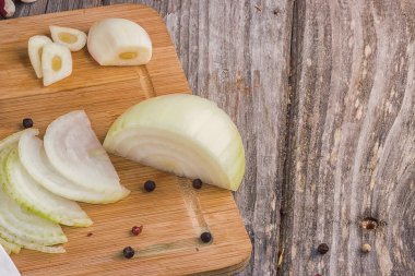 soğan ve sarımsak, karabiber ahşap bir gemide kesmek