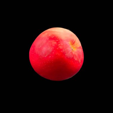 Kırmızı elma siyah arkaplanda izole edildi
