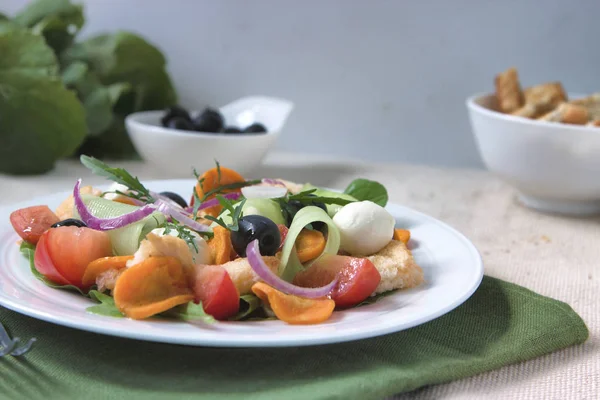 Diätsalat Mit Gurken Tomaten Karotten Geröstetem Brotstück Marinierter Mozzarella Kugel — Stockfoto