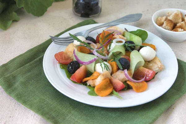 Insalata Dietetica Cetrioli Pomodori Carote Pane Arrosto Mozzarella Marinata Olive — Foto Stock