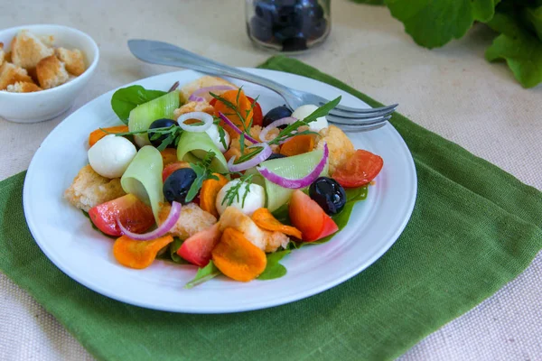 Diätsalat Mit Gurken Tomaten Karotten Geröstetem Brotstück Marinierter Mozzarella Kugel — Stockfoto