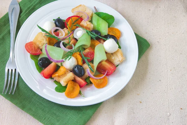 Diätsalat Mit Gurken Tomaten Karotten Geröstetem Brotstück Marinierter Mozzarella Kugel — Stockfoto