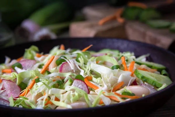 Insalata Dietetica Cetrioli Cavolo Carote Ravanelli Fagiolo Bianco Grande Cipolle — Foto Stock