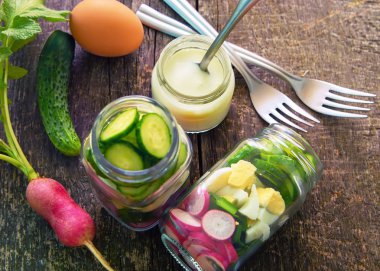 Tavuk yumurtası, turp, yeşil soğan, salatalık ve yoğurt, bir plaka üzerinde taze sebze salatası diyet salata vejetaryen. Sağlıklı gıda. Sebze salatası.