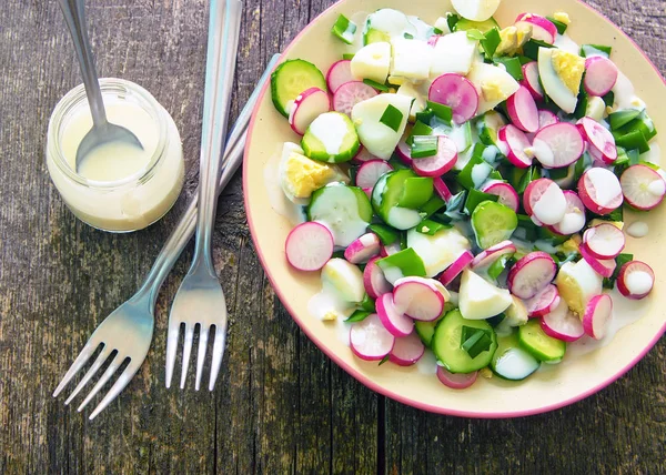 Dieet Salade Met Kippeneieren Radijs Groene Uien Komkommer Yoghurt Salade — Stockfoto