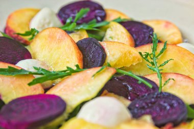 Şeftali, haşlanmış kırmızı pancar, Marine mozzarella, roka ve zeytin yağı ile Delisious salatası. Sebze salatası. Sağlıklı gıda, diyet, detoks ve vejetaryen kavramı.