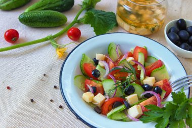 Domates, salatalık, siyah zeytin, beyaz peynir, kırmızı soğan ve zeytin yağı ile Yunan salatası . 