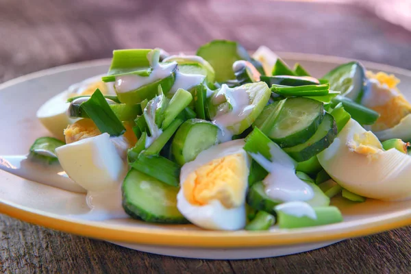 Dietní Salát Kuřecí Vejce Cibule Okurky Jogurt Salát Čerstvou Zeleninou — Stock fotografie