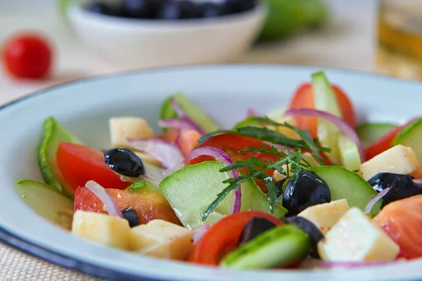 Griechischer Salat Mit Tomaten Gurken Schwarzen Oliven Feta Käse Roten — Stockfoto