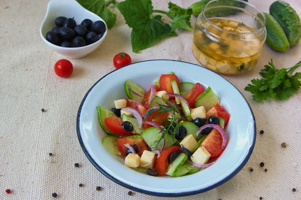 Griechischer Salat Mit Tomaten Gurken Schwarzen Oliven Feta Käse Roten — Stockfoto