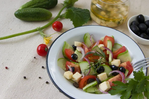 Řecký Salát Rajčaty Okurky Černé Olivy Feta Sýr Červená Cibule — Stock fotografie