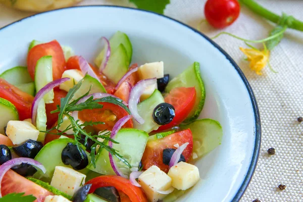 Griechischer Salat Mit Tomaten Gurken Schwarzen Oliven Feta Käse Roten — Stockfoto