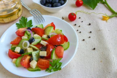 Domates, salatalık, siyah zeytin, beyaz peynir, kırmızı soğan ve zeytin yağı ile Yunan salatası . 