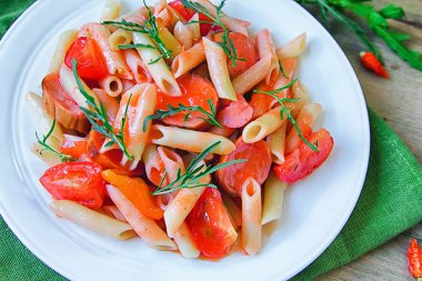 Sosis, domates ve tatlı biber domates soslu penne makarna. İtalyan makarna tarifi için kavramı