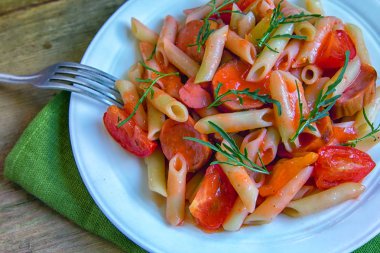 Sosis, domates ve tatlı biber domates soslu penne makarna. İtalyan makarna tarifi için kavramı