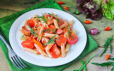 Sosis, domates ve tatlı biber domates soslu penne makarna. İtalyan makarna tarifi için kavramı