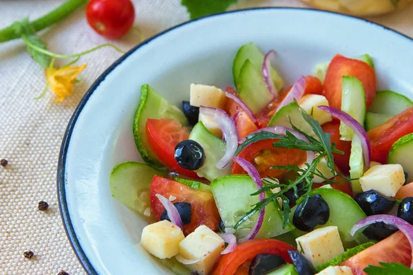 Griechischer Salat Mit Tomaten Gurken Schwarzen Oliven Feta Käse Roten — Stockfoto