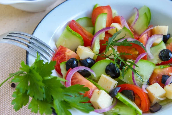 Salade Grecque Aux Tomates Concombres Olives Noires Fromage Feta Oignon — Photo